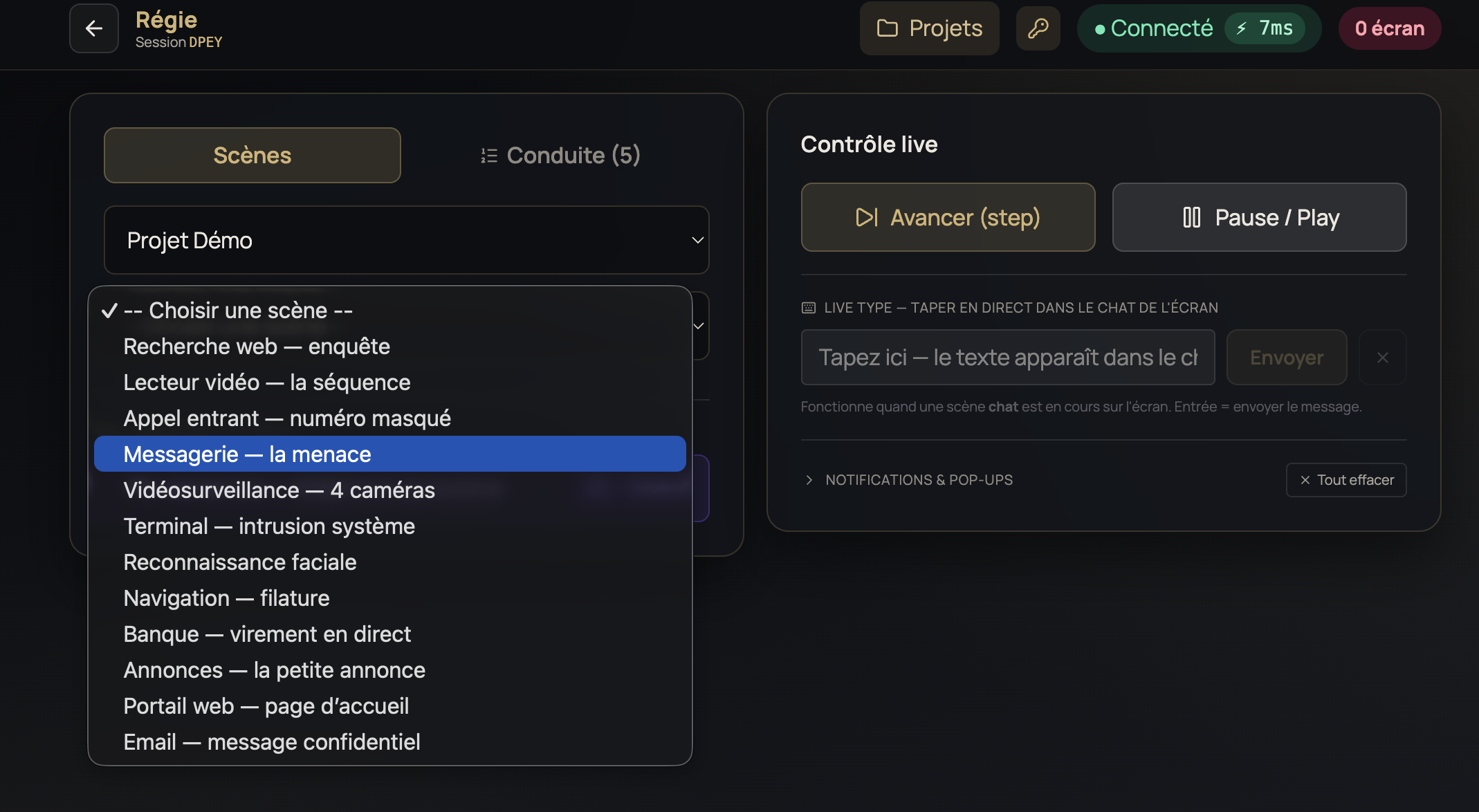La régie en session : latence affichée, écrans connectés, scènes et conduite. Le contrôle live avance la séquence pas à pas et permet de taper en direct dans le chat de l'écran filmé.